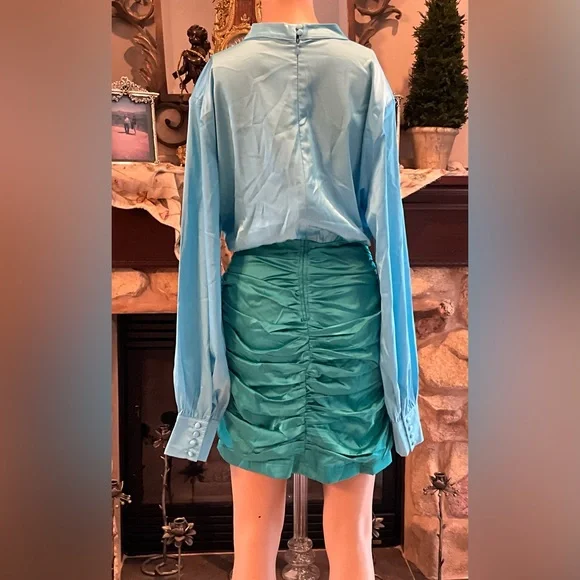 In The Style x Billie Faiers satin contrast high neck ruched skirt in blue/green - Picture 6 of 14